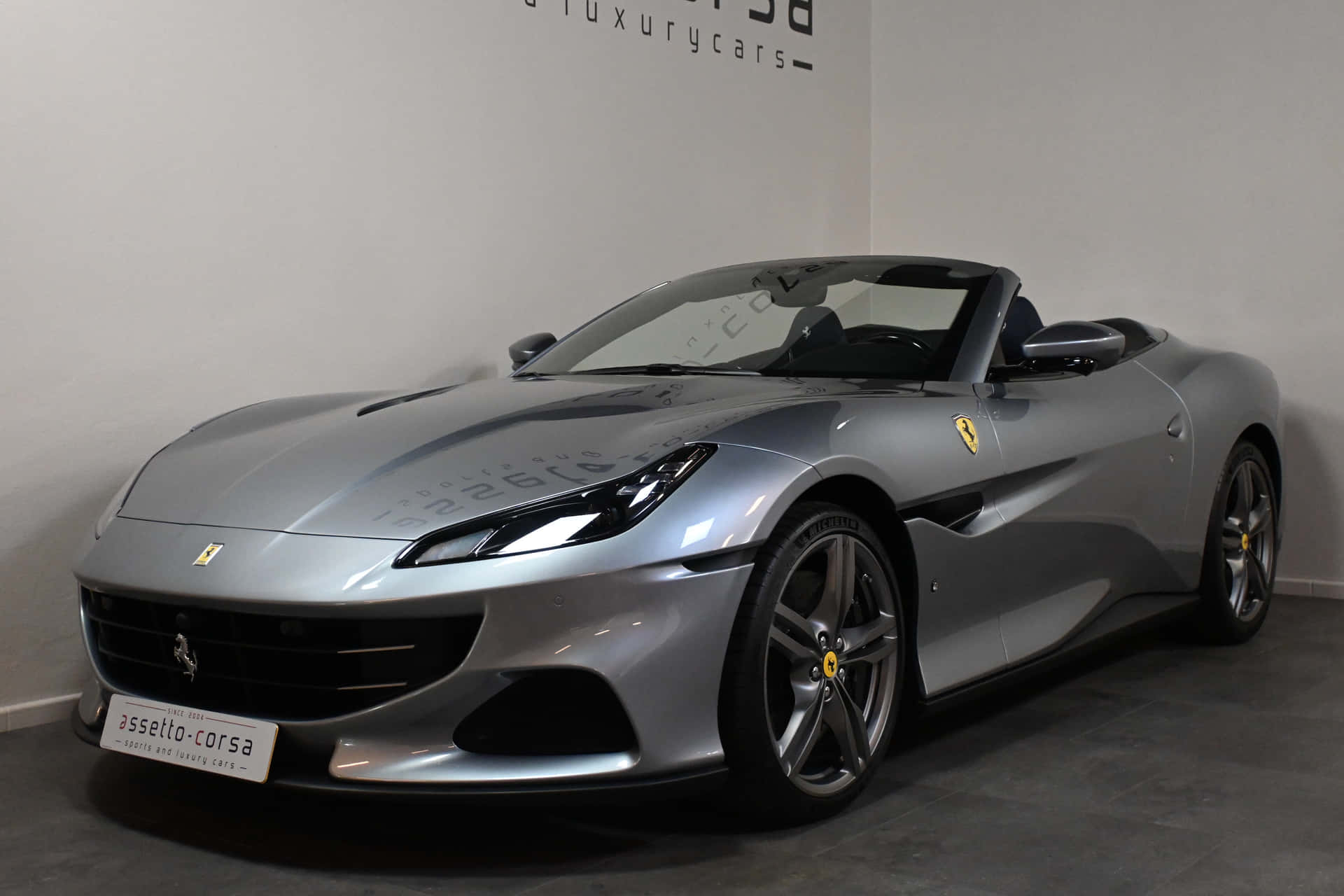 Elegantey Poderoso Ferrari Portofino Exhibido En Un Paisaje Vibrante Fondo de pantalla