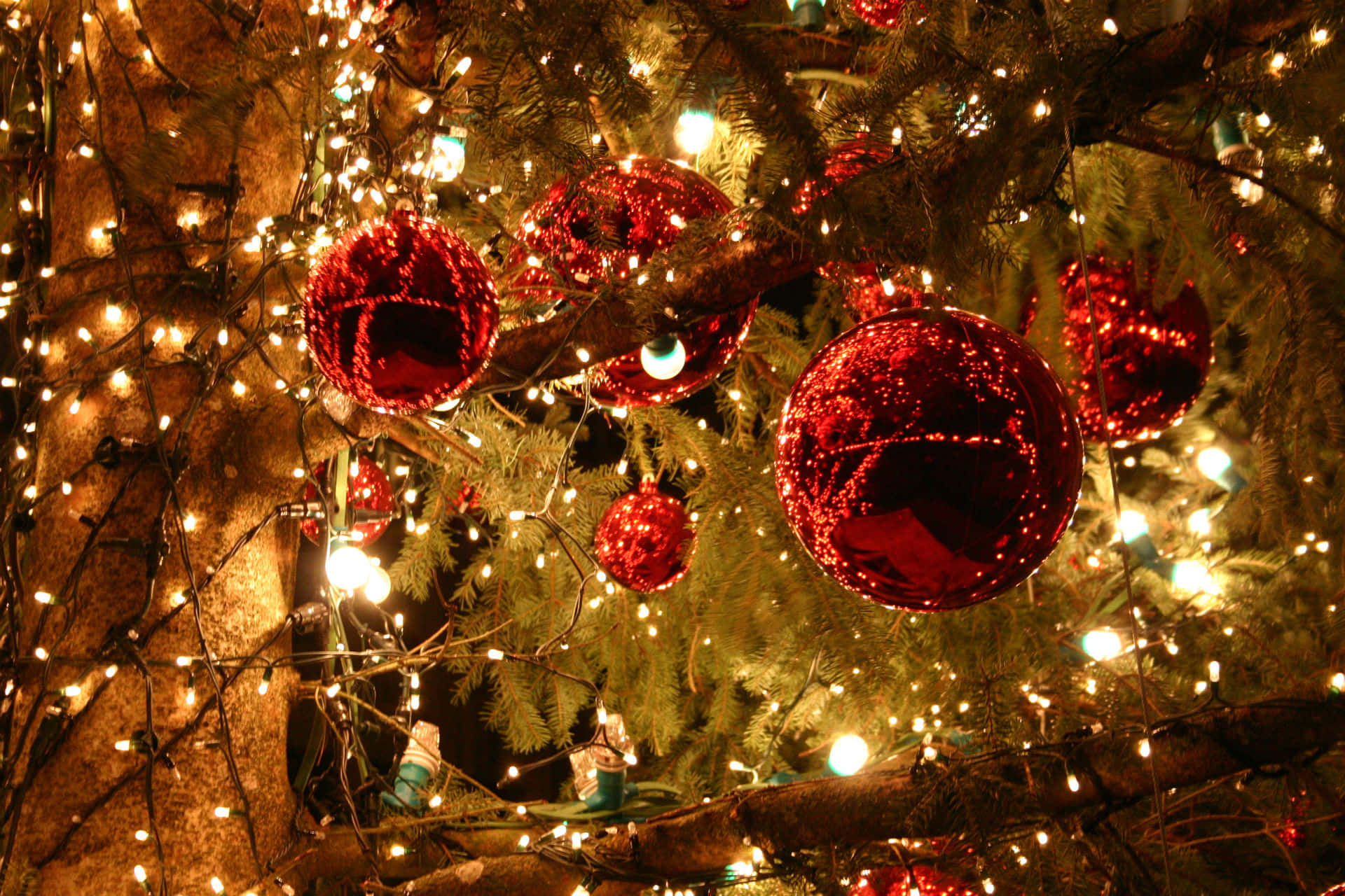 Festive Christmas Tree Decoration Wallpaper