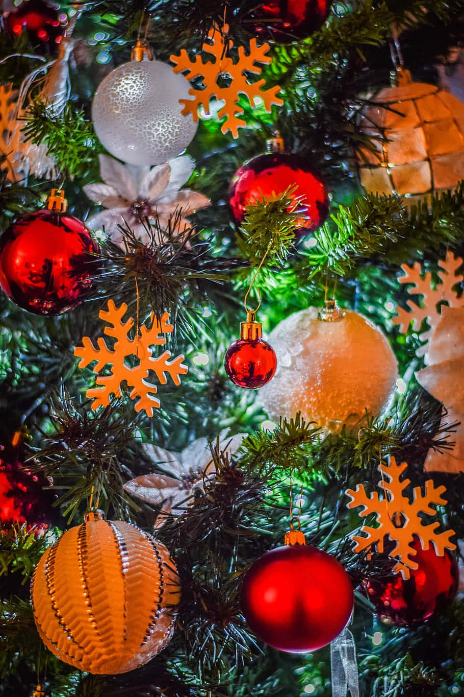 Festive Christmas Tree Decorations Wallpaper