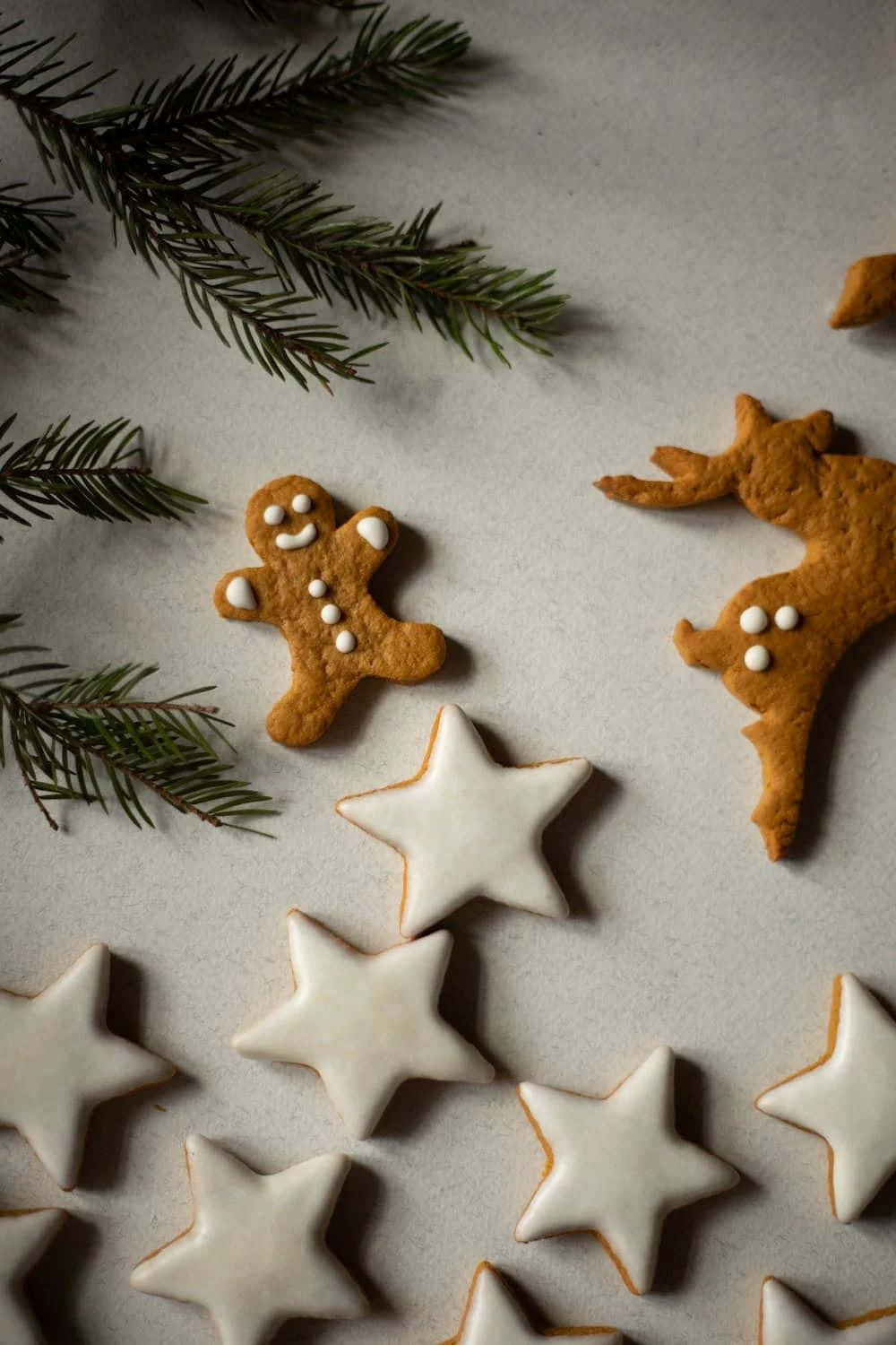 Festive Gingerbreadand Star Cookies Wallpaper