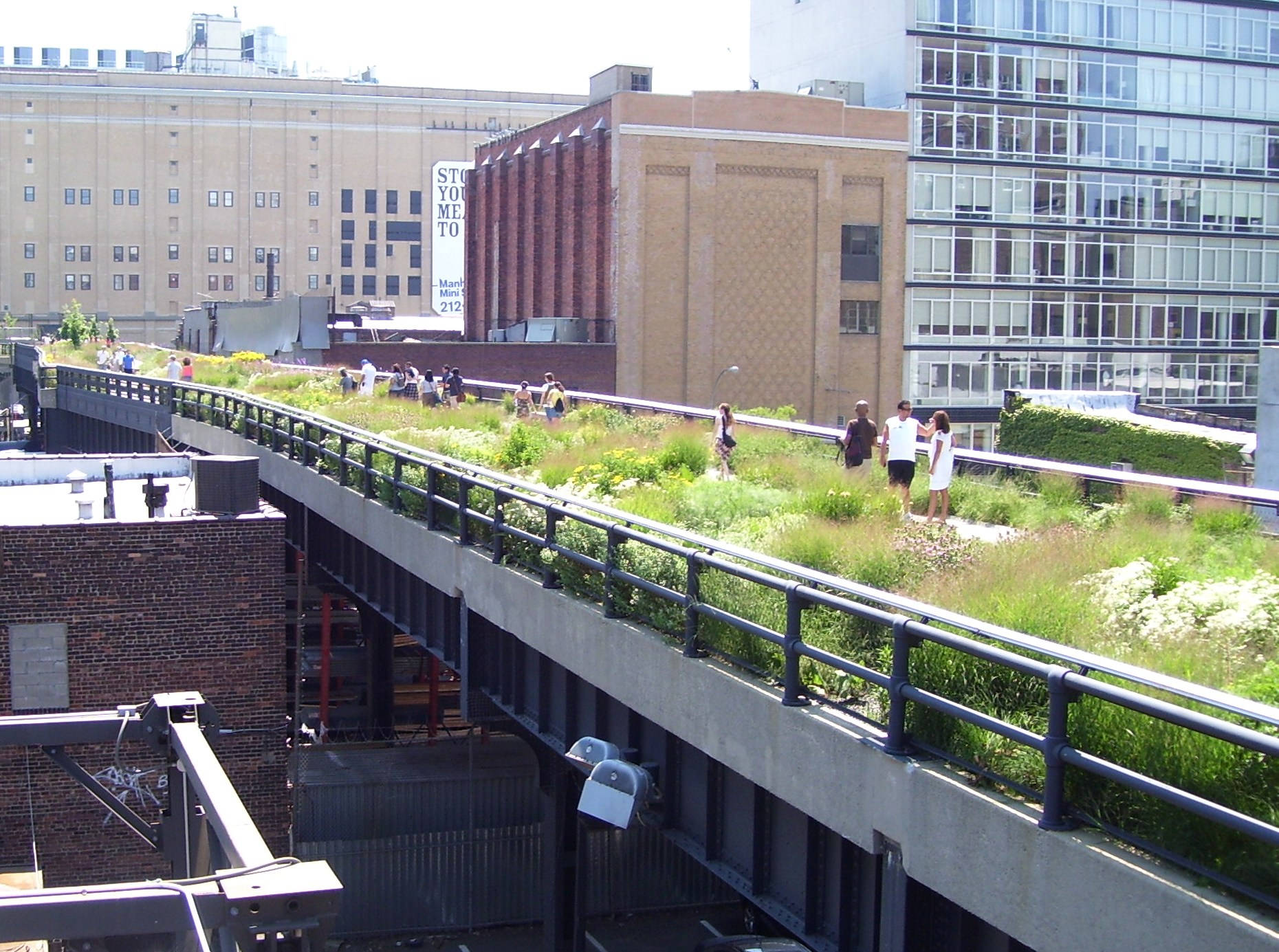 Few People At The High Line Wallpaper