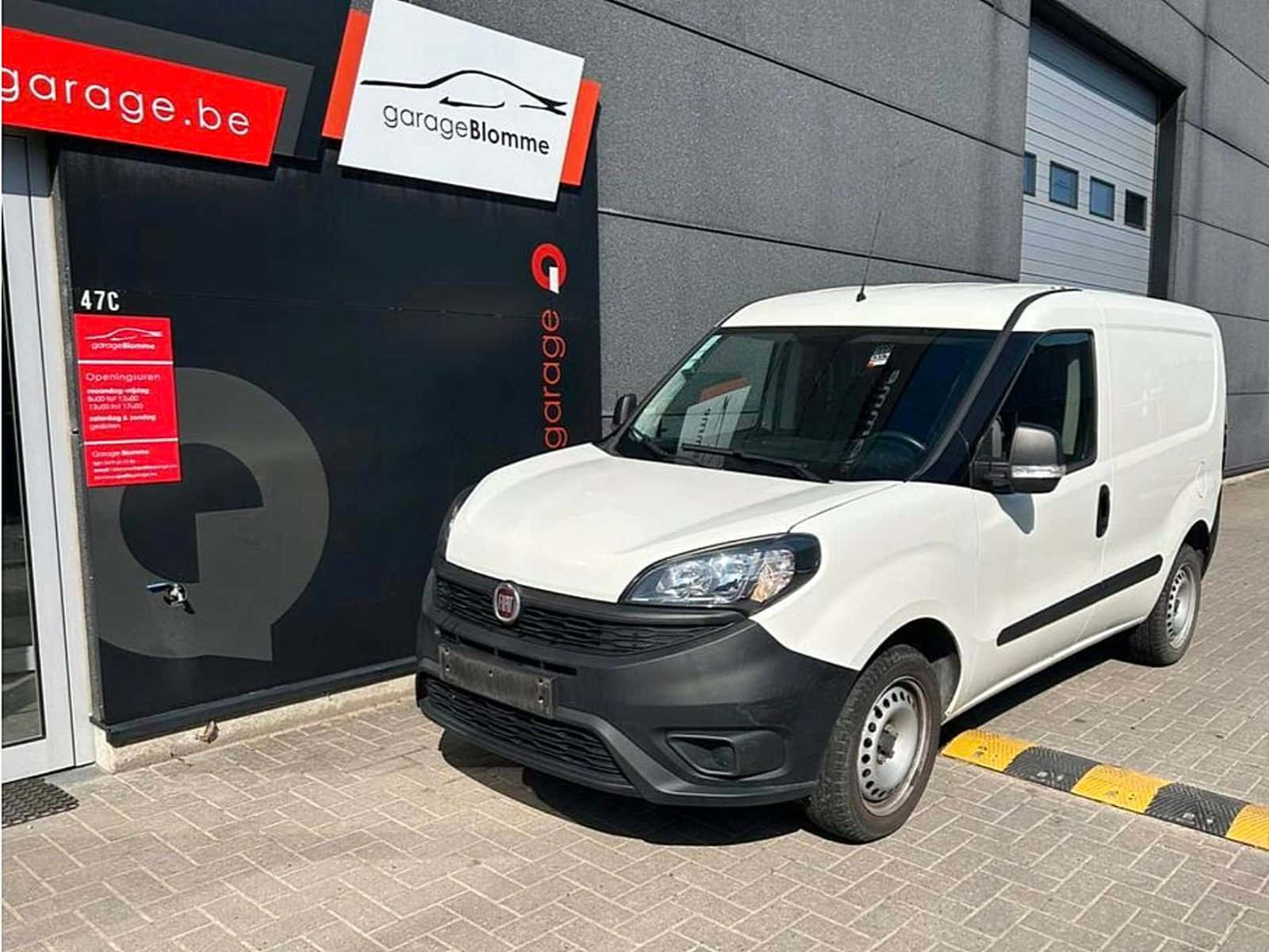 Fiat Doblo À L'entrée Du Garage Fond d'écran