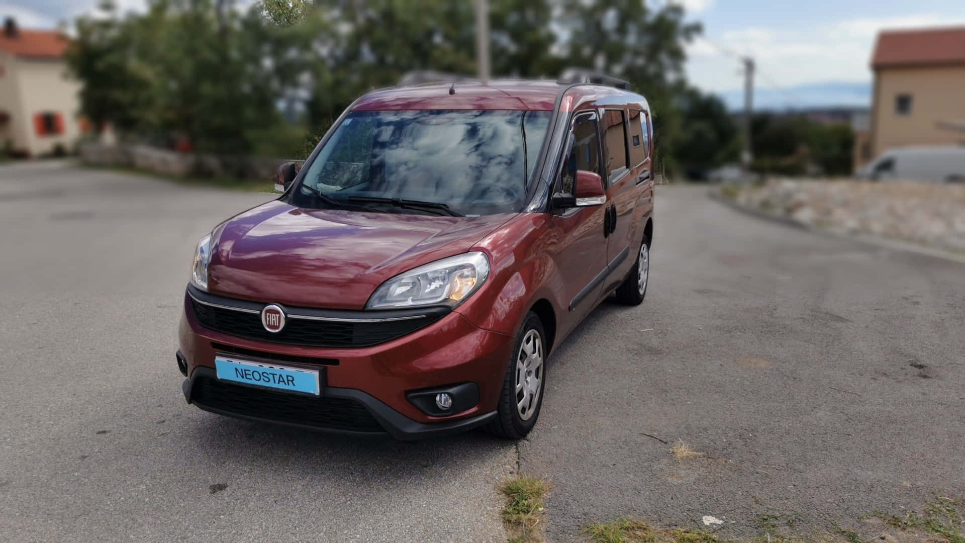 Vue Extérieure Rouge De La Fiat Doblo Fond d'écran