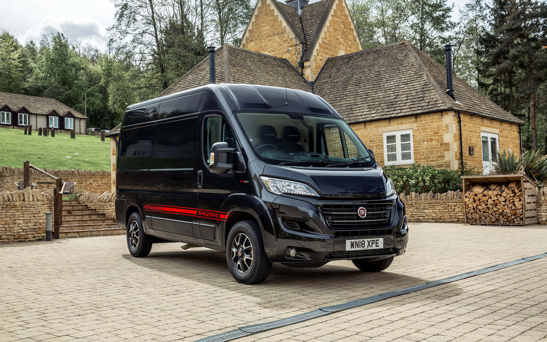 Van Fiat Ducato Noir Garé À L'extérieur Fond d'écran