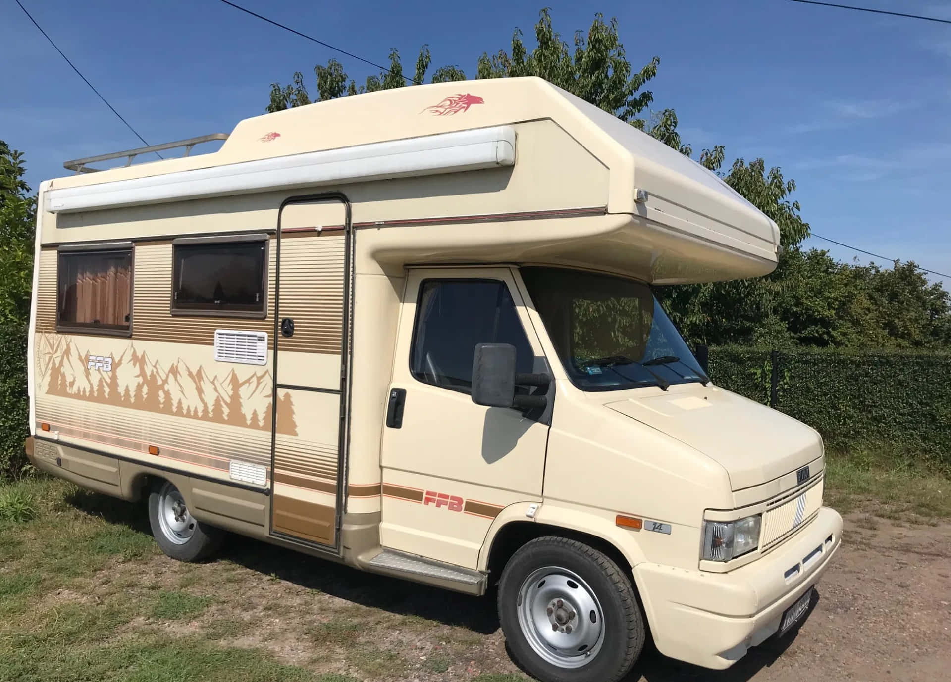 Van Campeur Fiat Ducato Garé À L'extérieur Fond d'écran