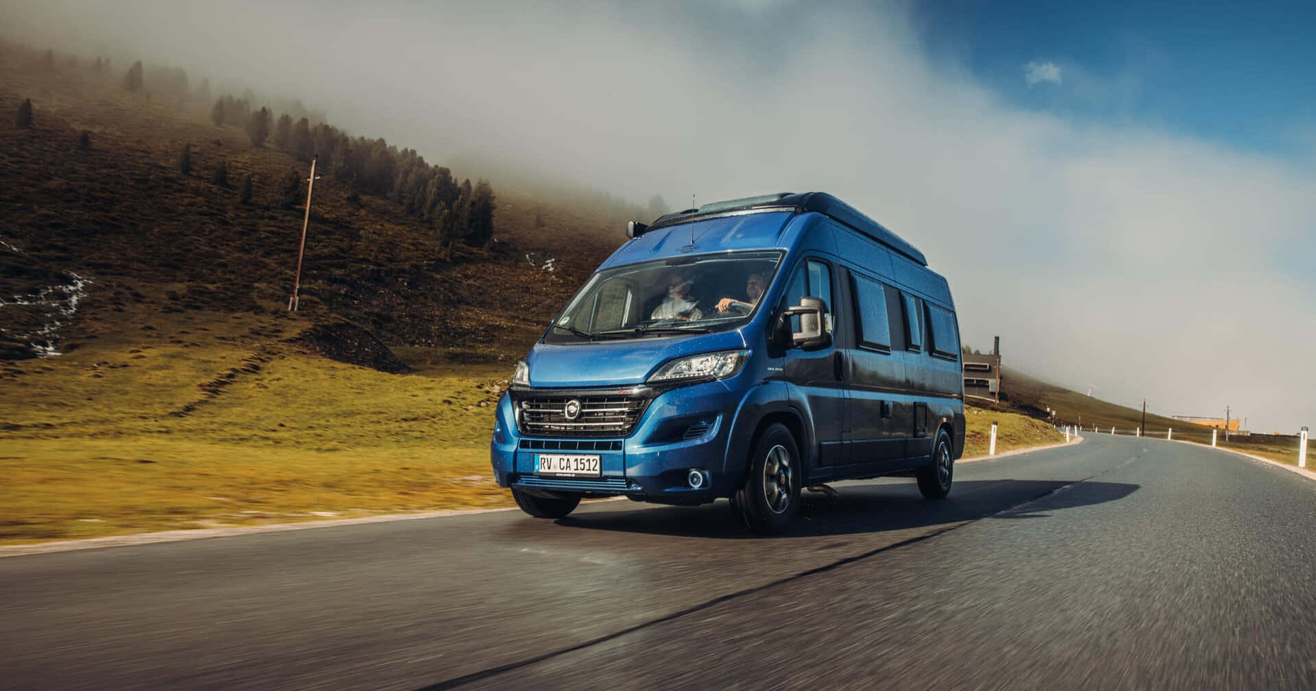 Fiat Ducato Conduisant Sur Une Route De Montagne Fond d'écran