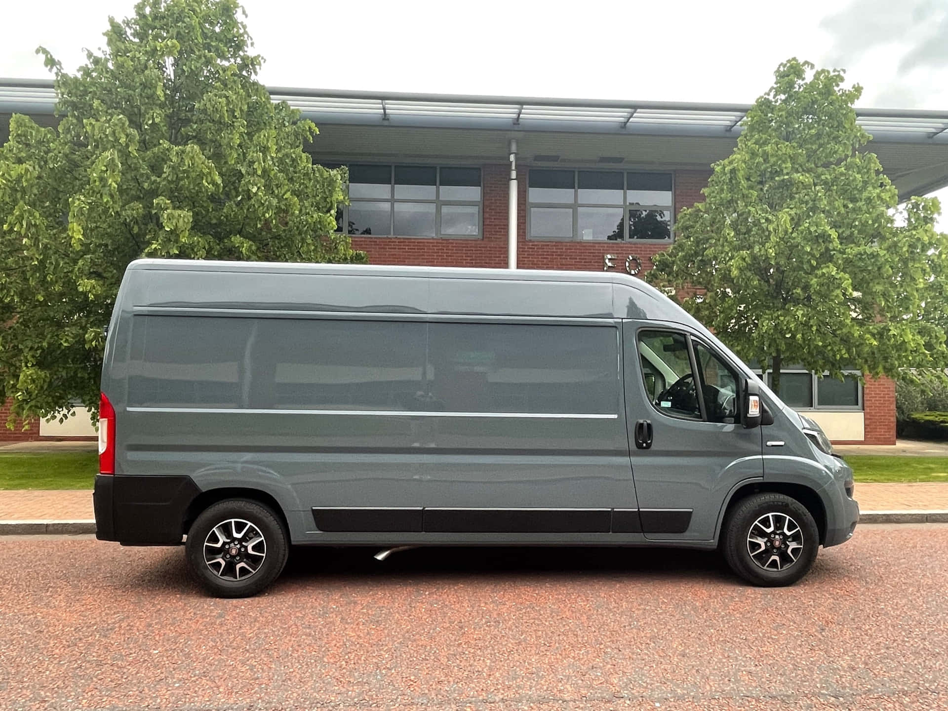 Fiat Ducato Geparkeerd Buiten Achtergrond