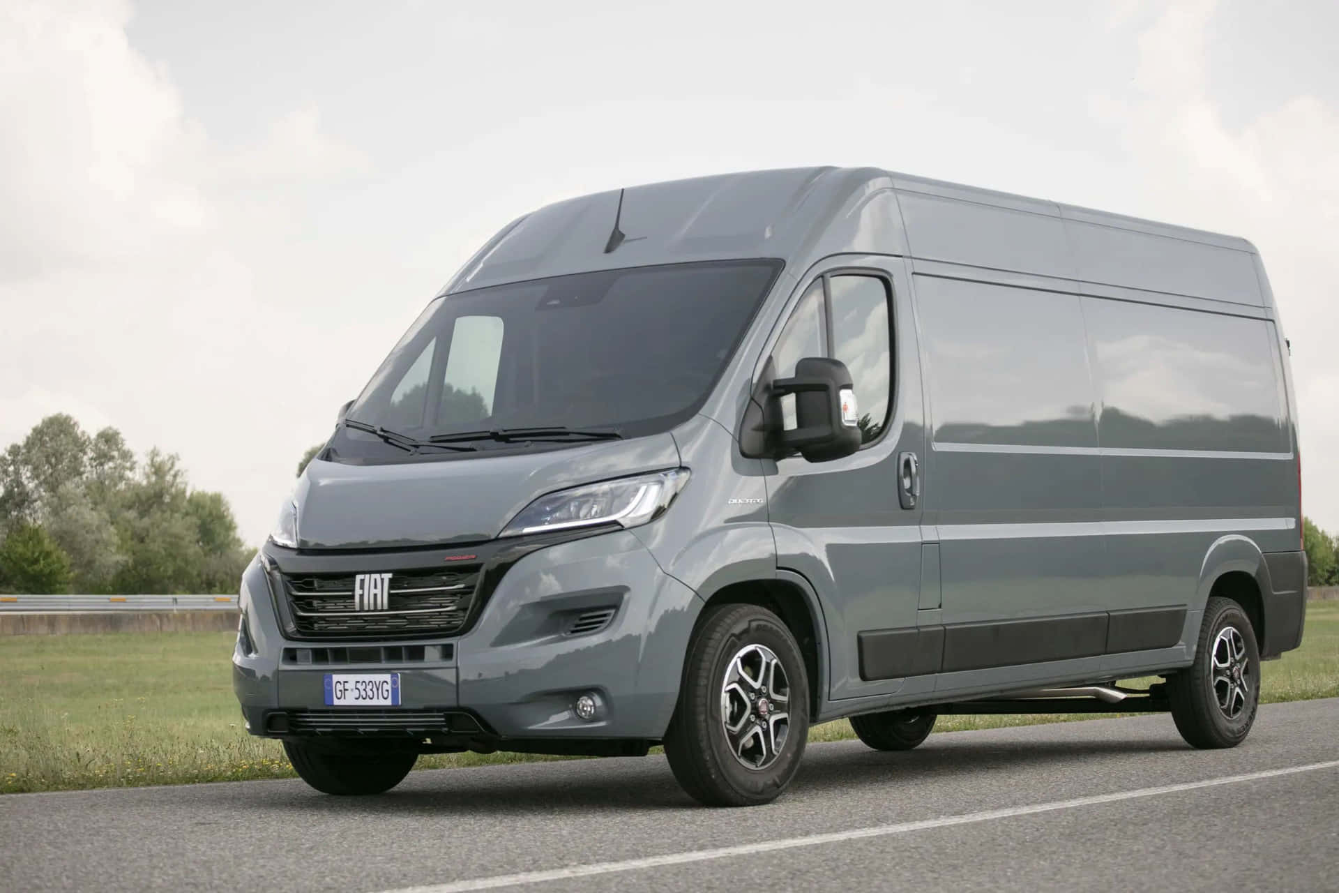 Fourgon Fiat Ducato Sur La Route Fond d'écran