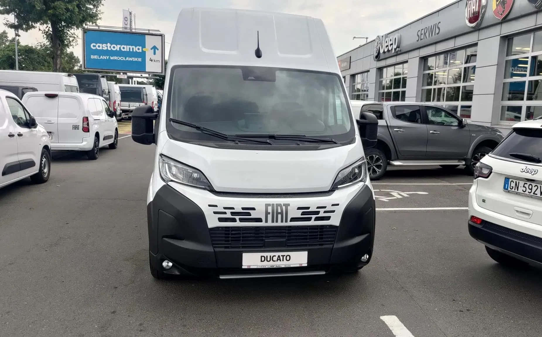 Fiat Ducato Van Geparkeerd Bij Dealership Achtergrond