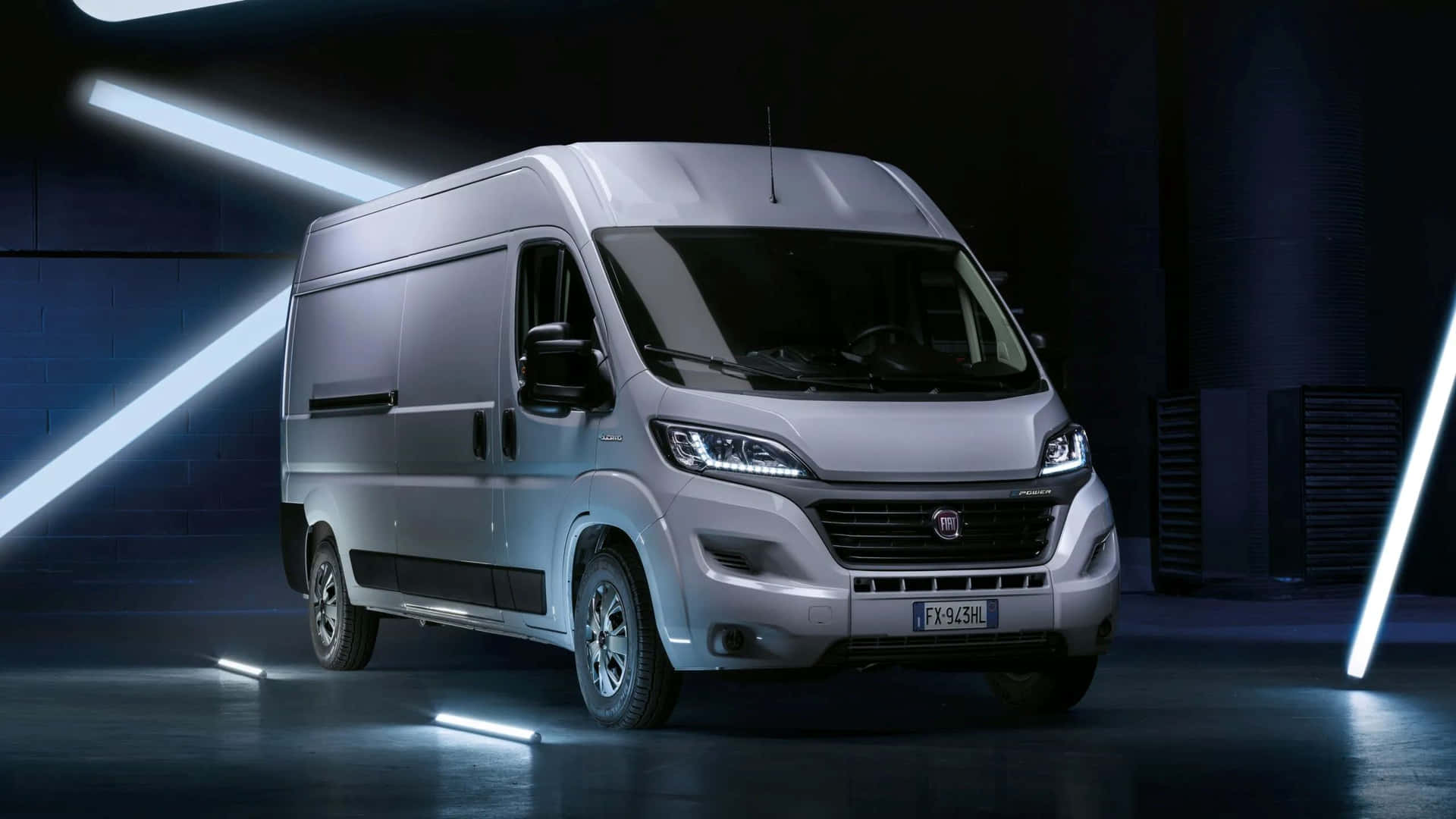 Fiat Ducato Van Tentoongesteld In Dramatisch Licht Achtergrond