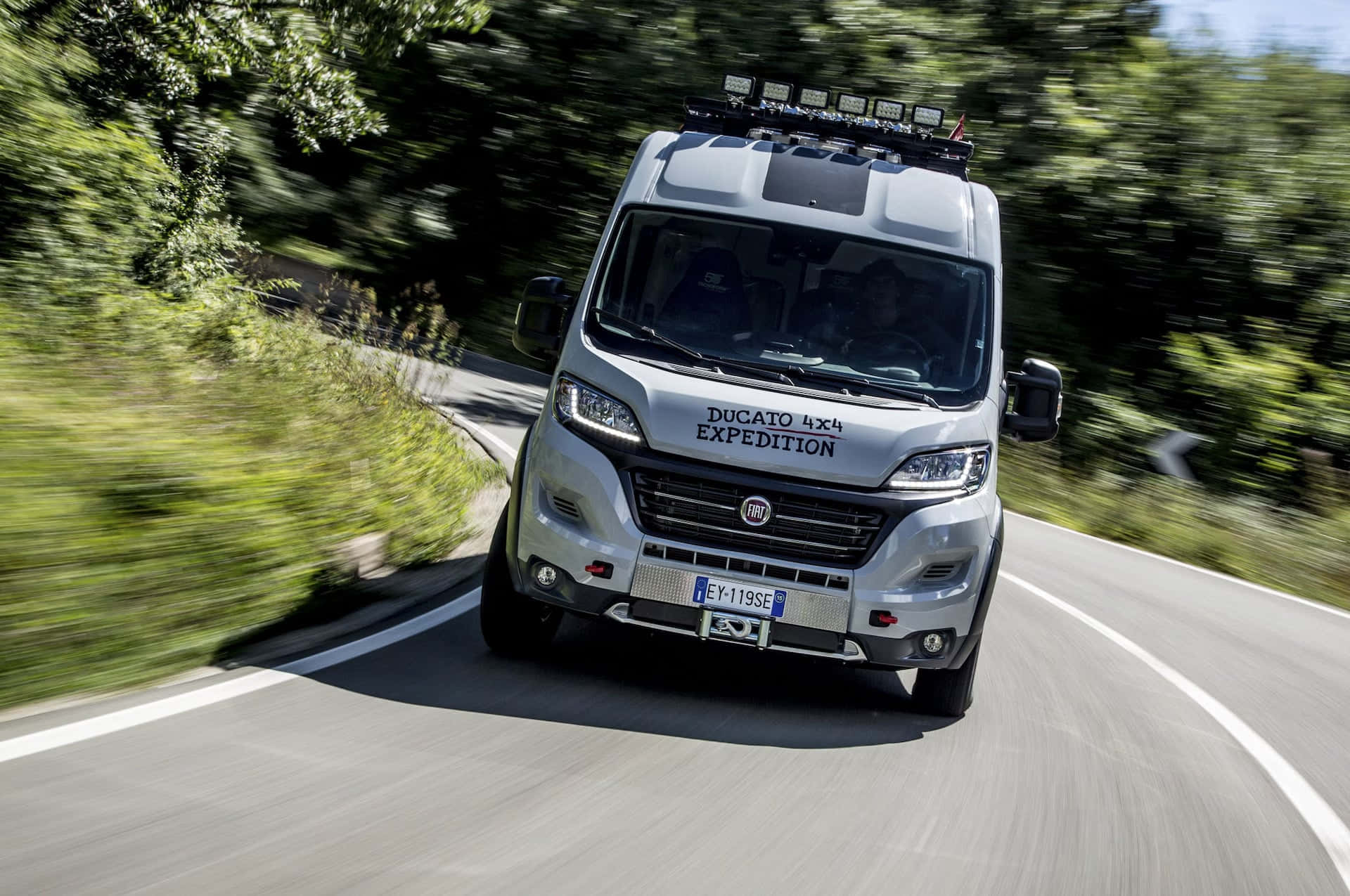 Fiat Ducato 4x4 Expeditiemodel Op De Weg Achtergrond