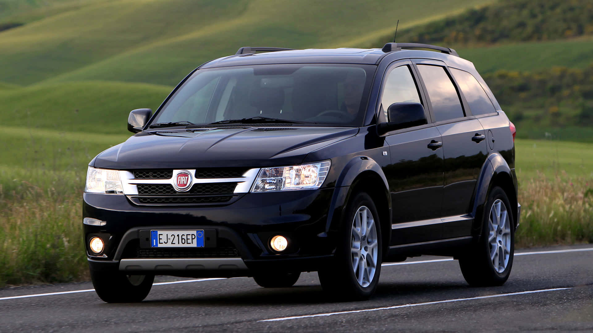 Fiat Freemont Noir Crossover Sur La Route Fond d'écran