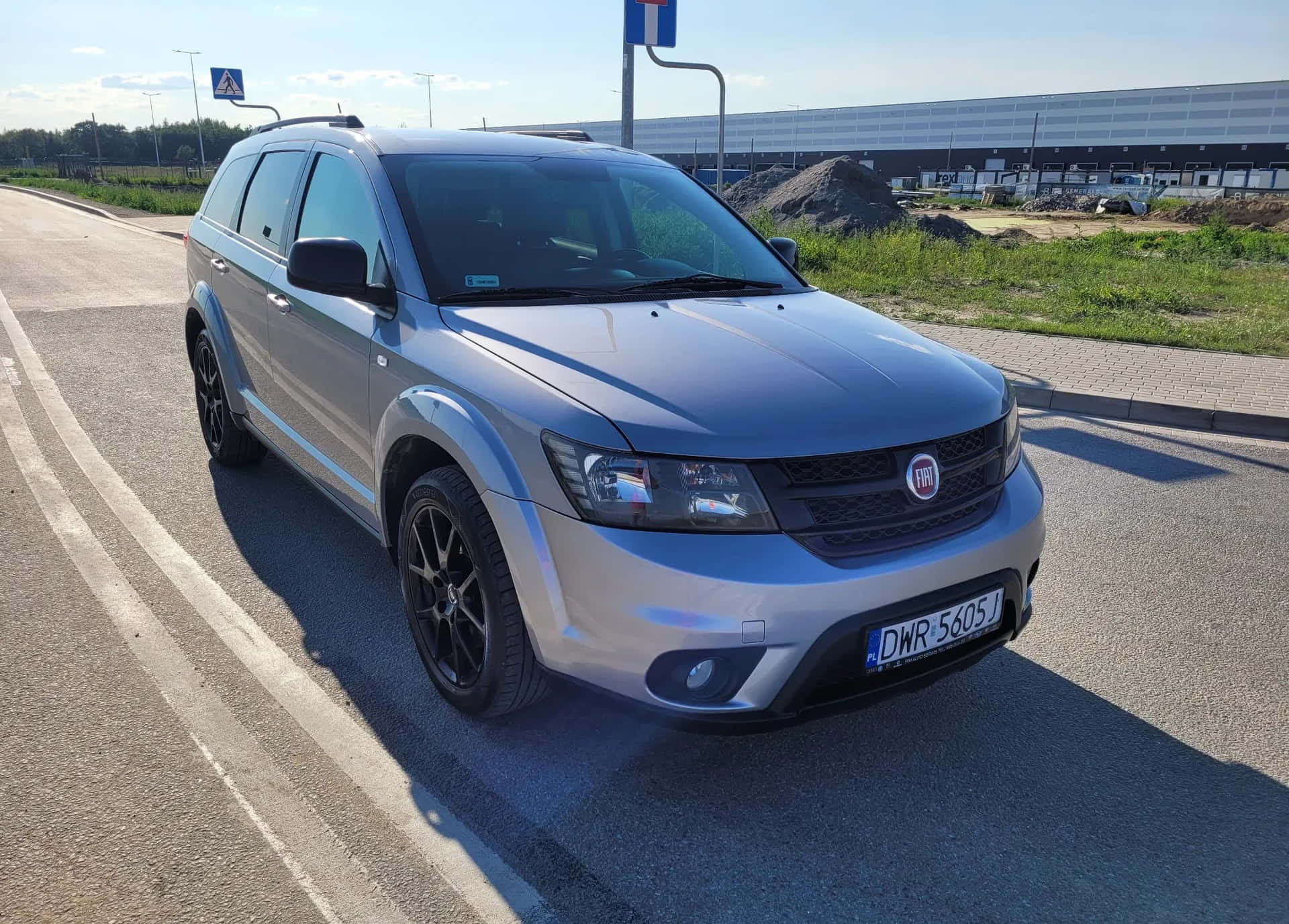 Fiat Freemont Garée À Côté De La Route Fond d'écran