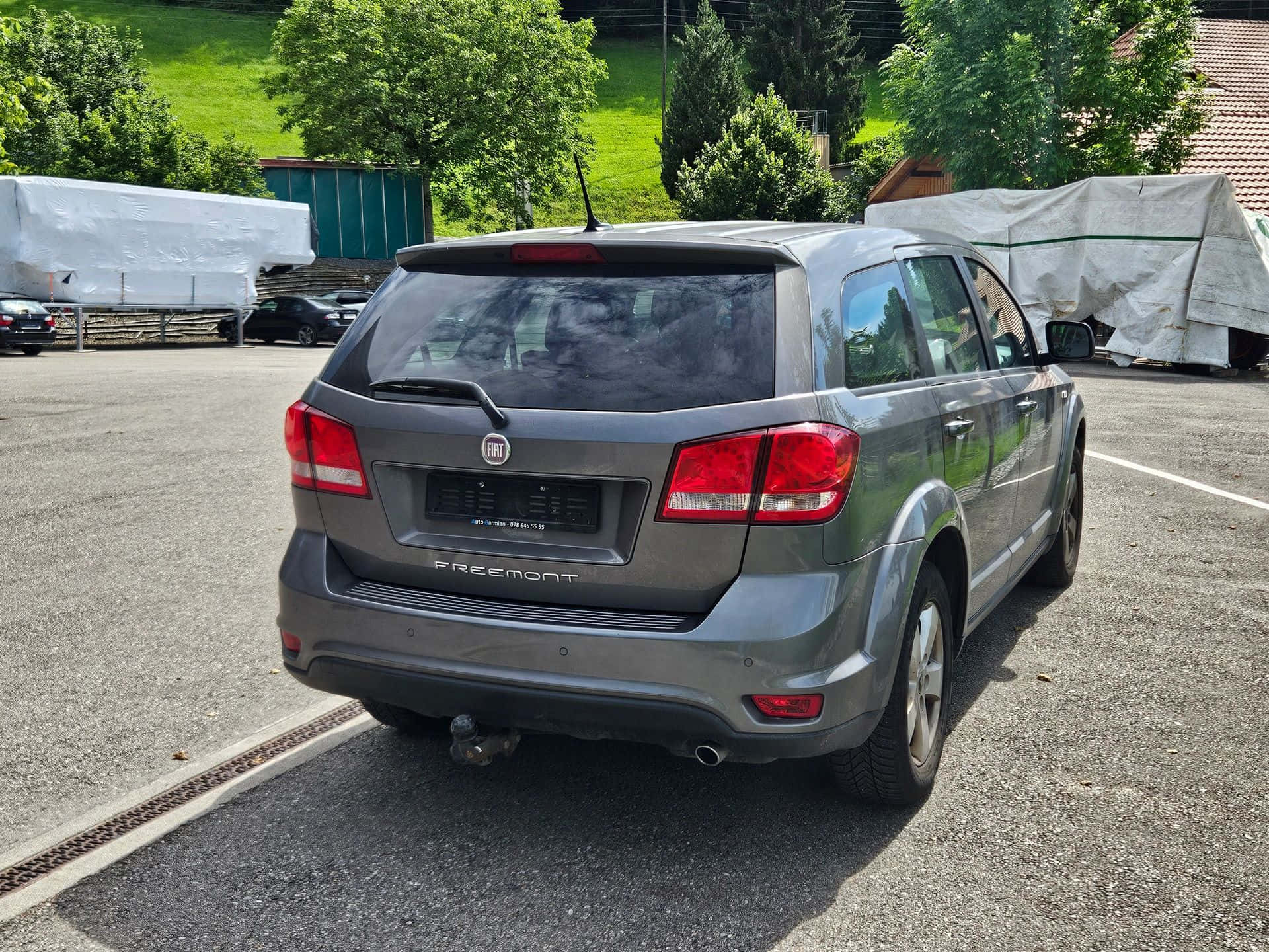 Vue Arrière De La Fiat Freemont Garée À L'extérieur Fond d'écran