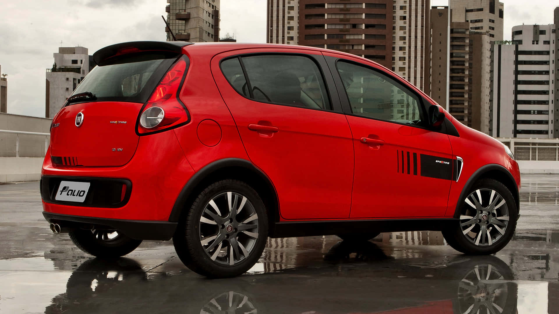 Fiat Palio: Experience Italian Style and Performance Wallpaper