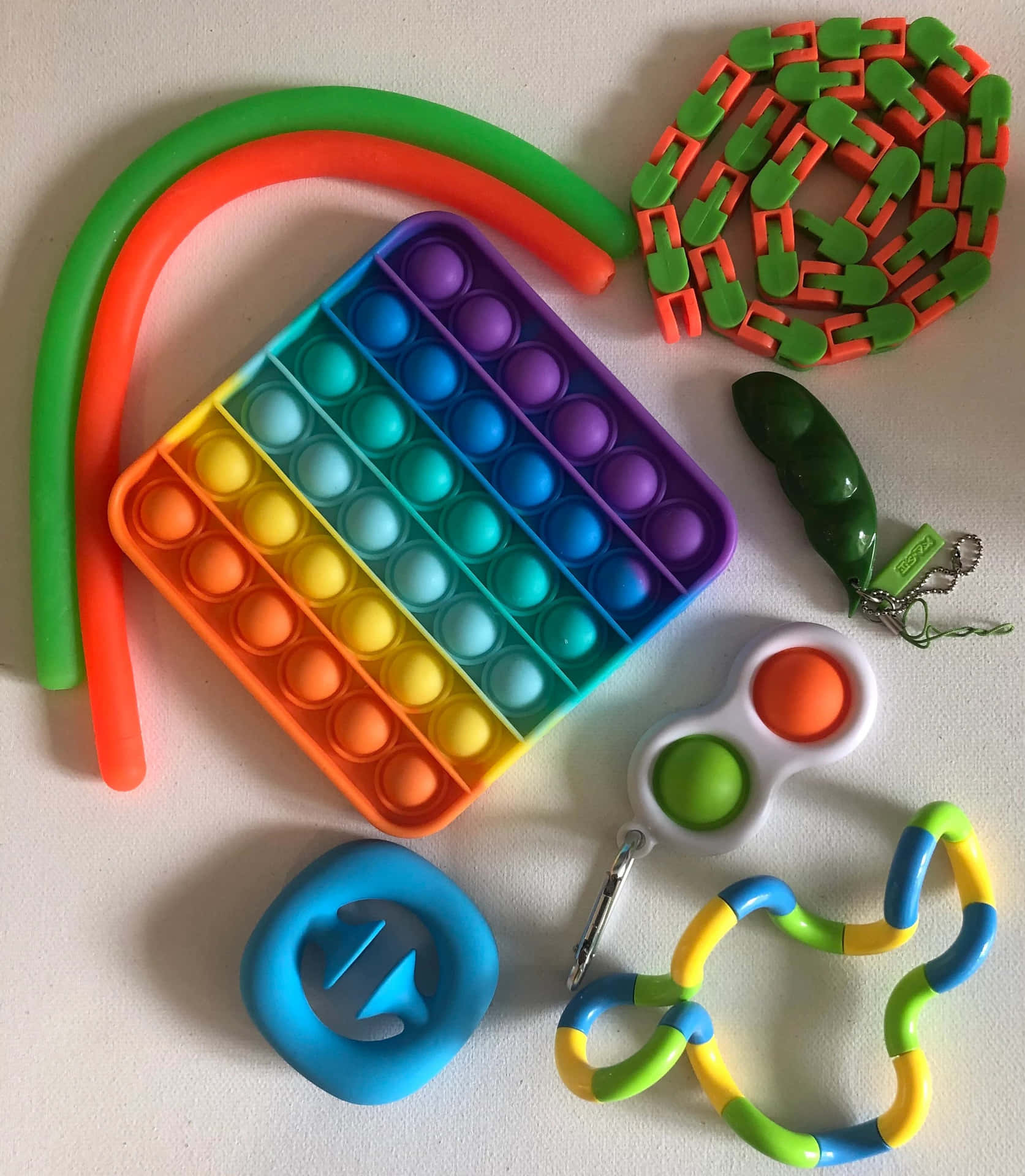 Umconjunto Colorido De Brinquedos E Um Brinquedo De Plástico