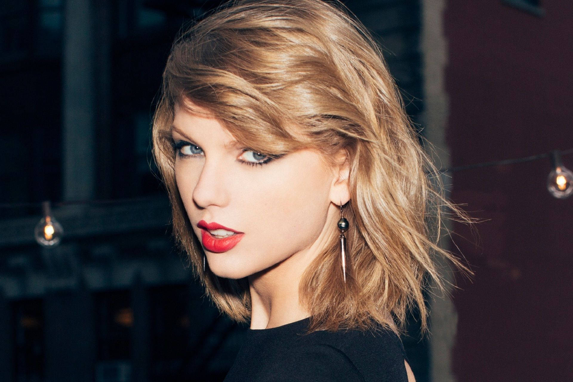 Taylor Swift serving inspiring looks Wallpaper