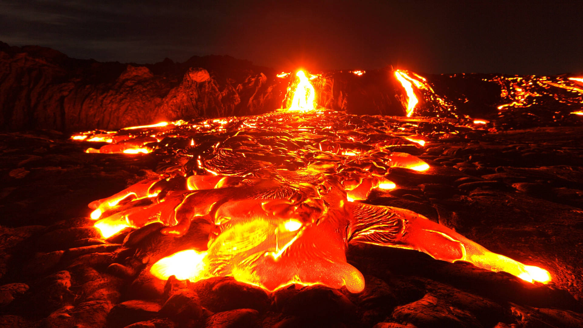 Flujode Lava Caliente Del Volcán Kilauea En Erupción. Fondo de pantalla