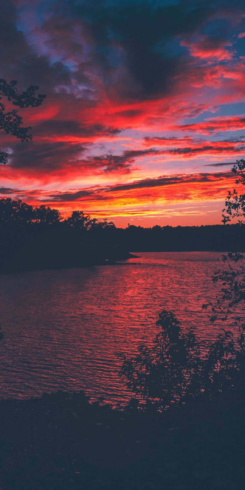 Vurige Zonsondergang Over Water Achtergrond