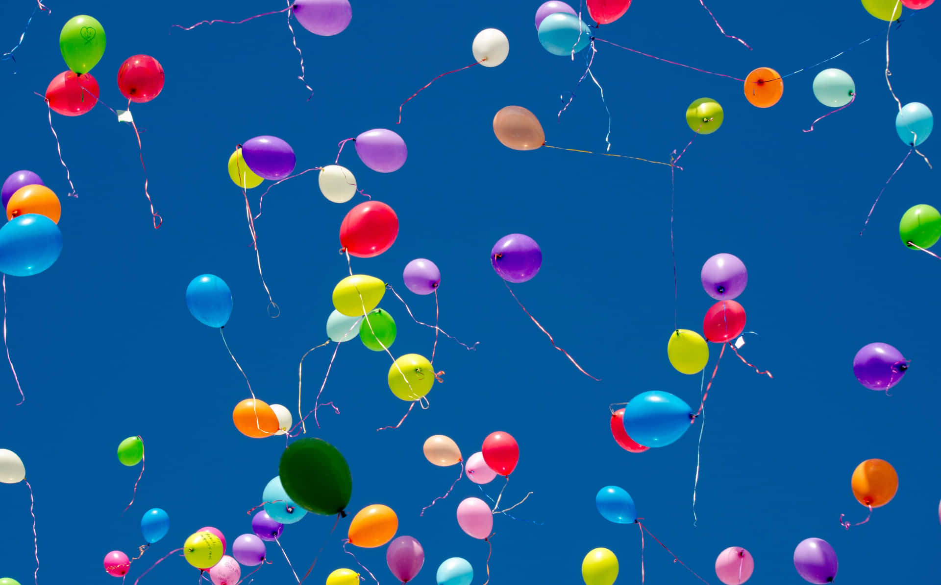 Fiestabakgrund Flygande Ballonger På Himlen.