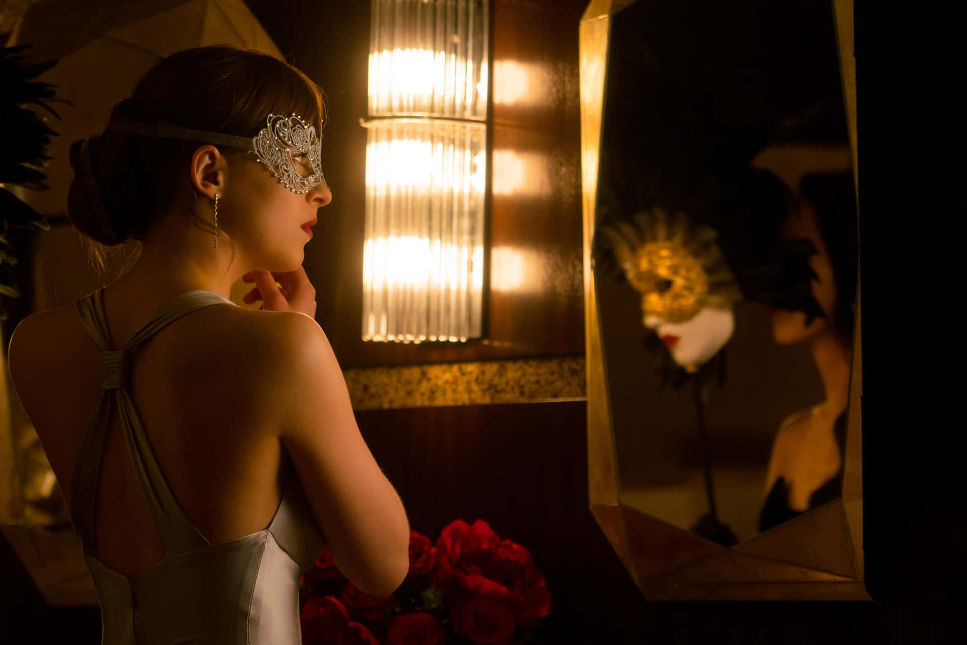 Femogtyve Nuancer Af Grå Anastasia Med Et Maske Wallpaper