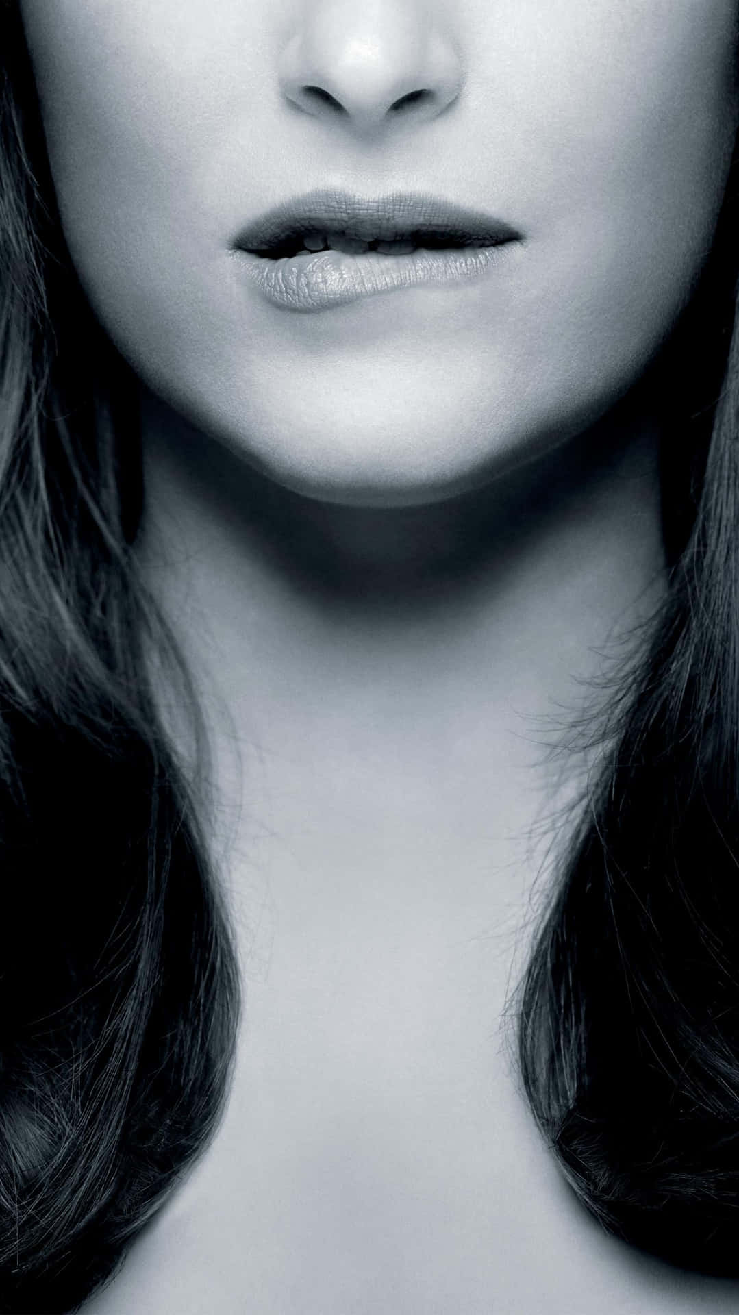 Femogtyve Nuancer Af Grå Anastasia Bider På Hendes Læbe Tapet Wallpaper
