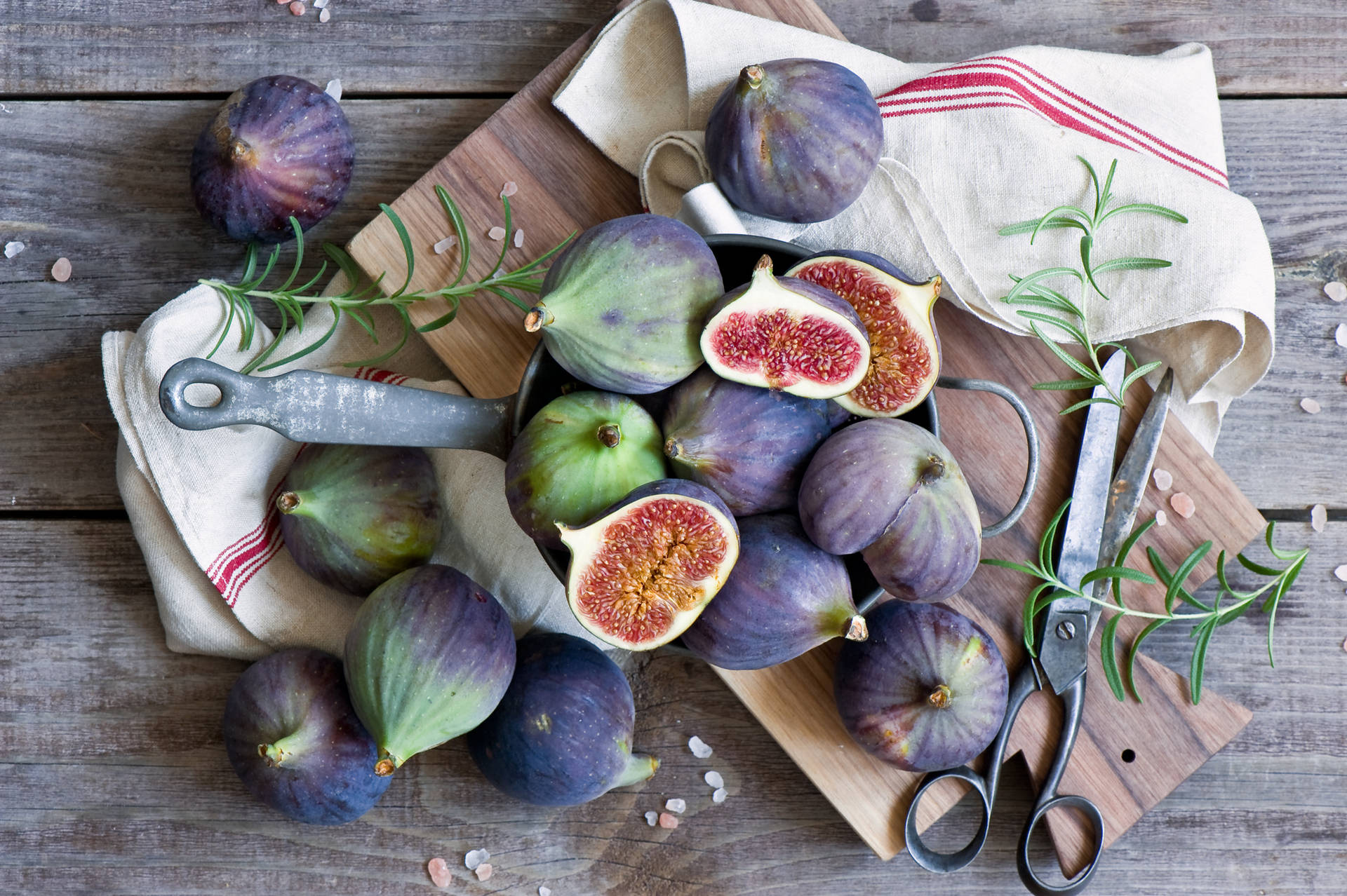 A Fresh Flat Lay of Figs in a Rustic Pot Wallpaper