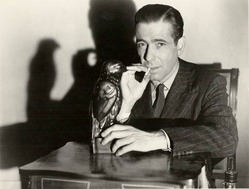 Legendary Actor Humphrey Bogart in Figurine Form Wallpaper