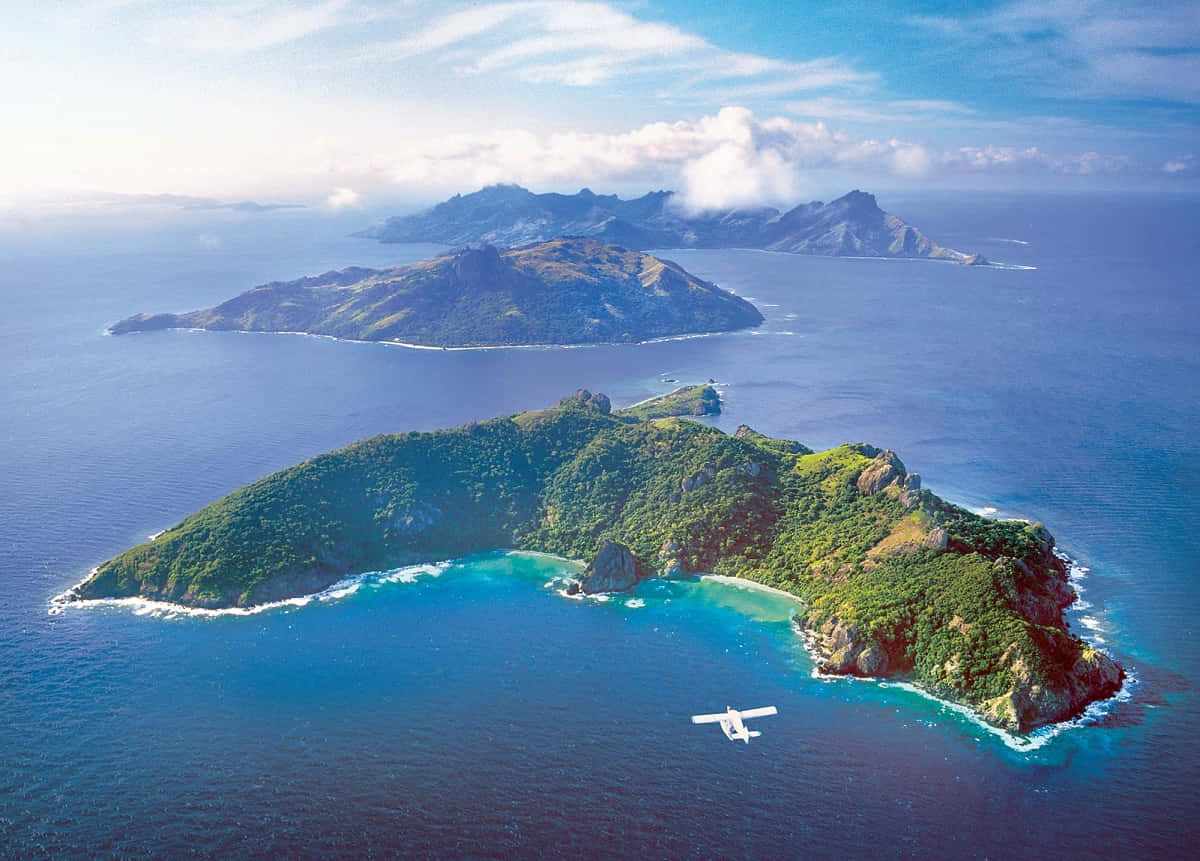 Fototpå En Häpnadsväckande Utsikt Över Fiji-öarnas Natursköna Landskap.