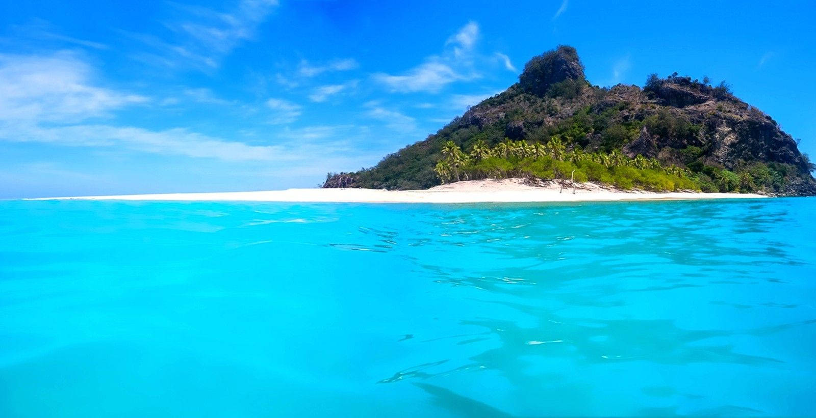 Fiji Monuriki øen paradis billede tapet: Et billede af et tropisk eksotisk sted med hvide sandstrande, smukke blå himmel og blåt hav. Wallpaper