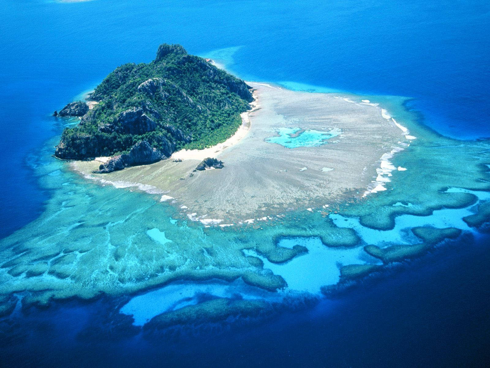 Fiji-øen På Det Blå Hav Wallpaper