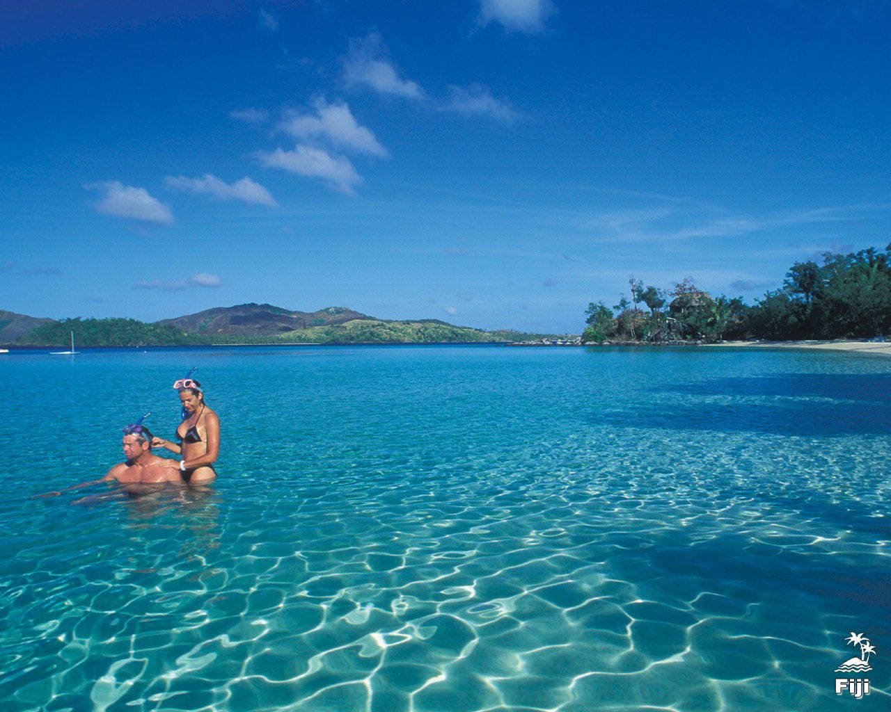 Fijitouristen Beim Schwimmen Auf Turtle Island. Wallpaper