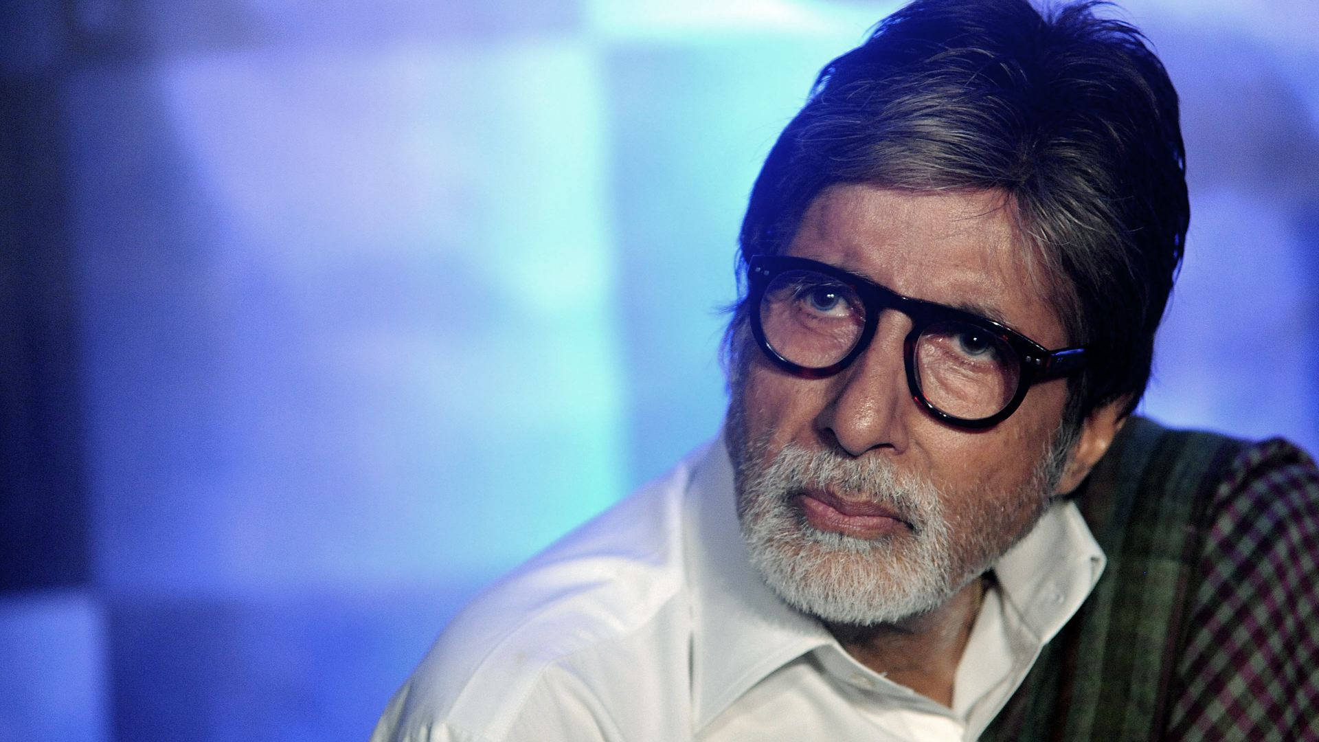 Amitabh Bachchan, den berømte skuespiller, skinner i fuld glans. Wallpaper