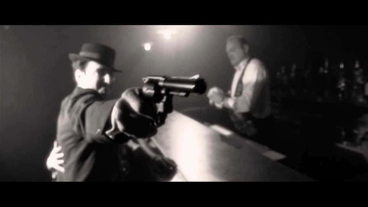 Hombremisterioso Fumando En Un Escenario De Cine Negro. Fondo de pantalla