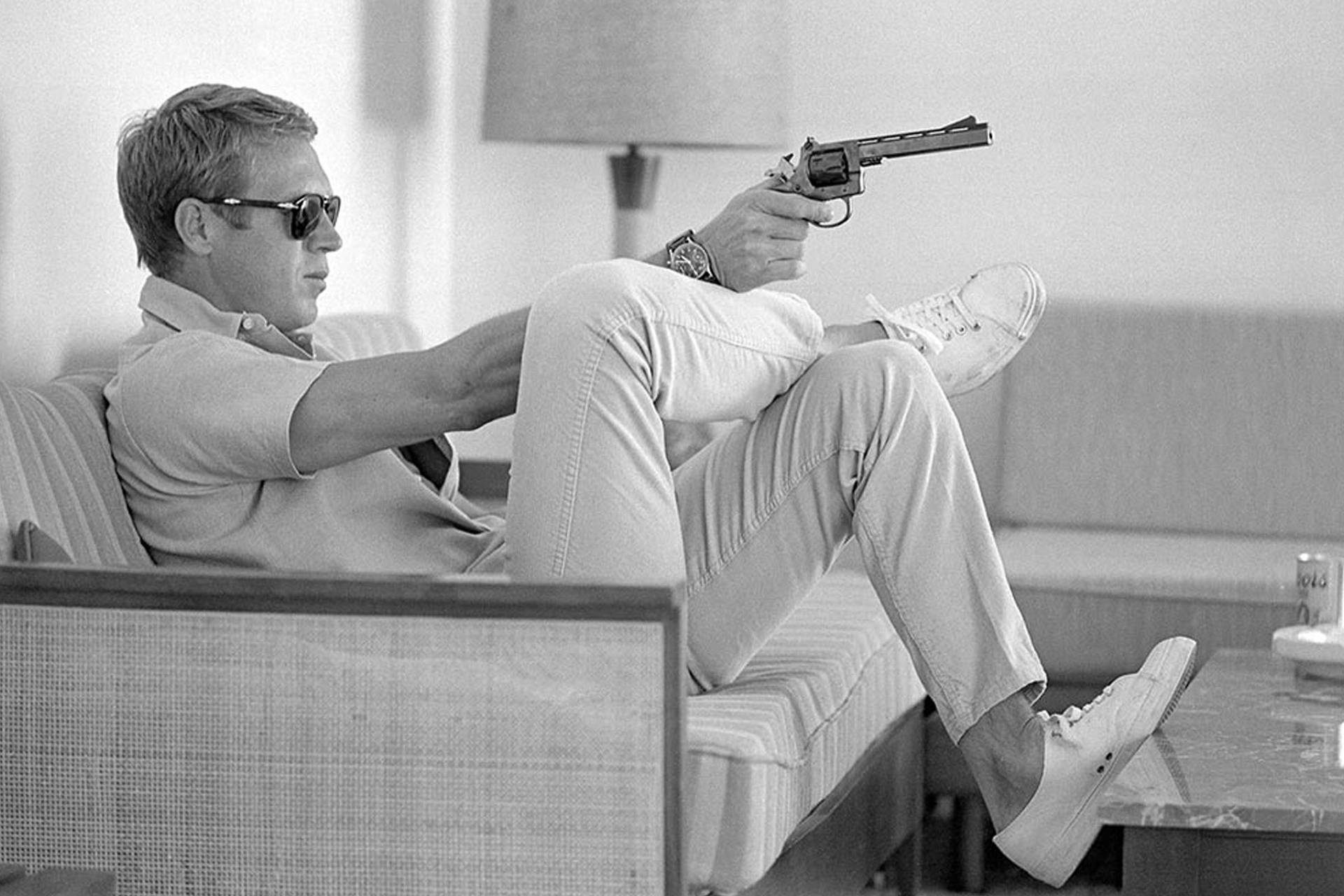 Finamerikansk Skådespelare Steve Mcqueen 1963 Porträtt (this Can Be Used As A Description For A Computer Or Mobile Wallpaper Featuring A Portrait Of Steve Mcqueen From 1963) Wallpaper