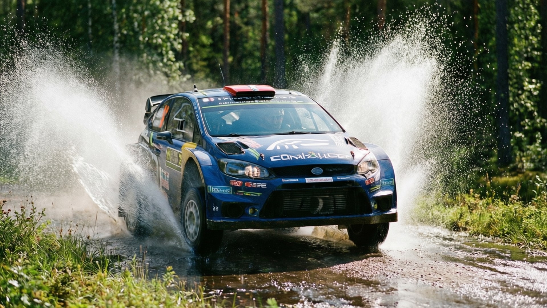 WRC rallyauto die een waterplas doorkruist in het Finse bos