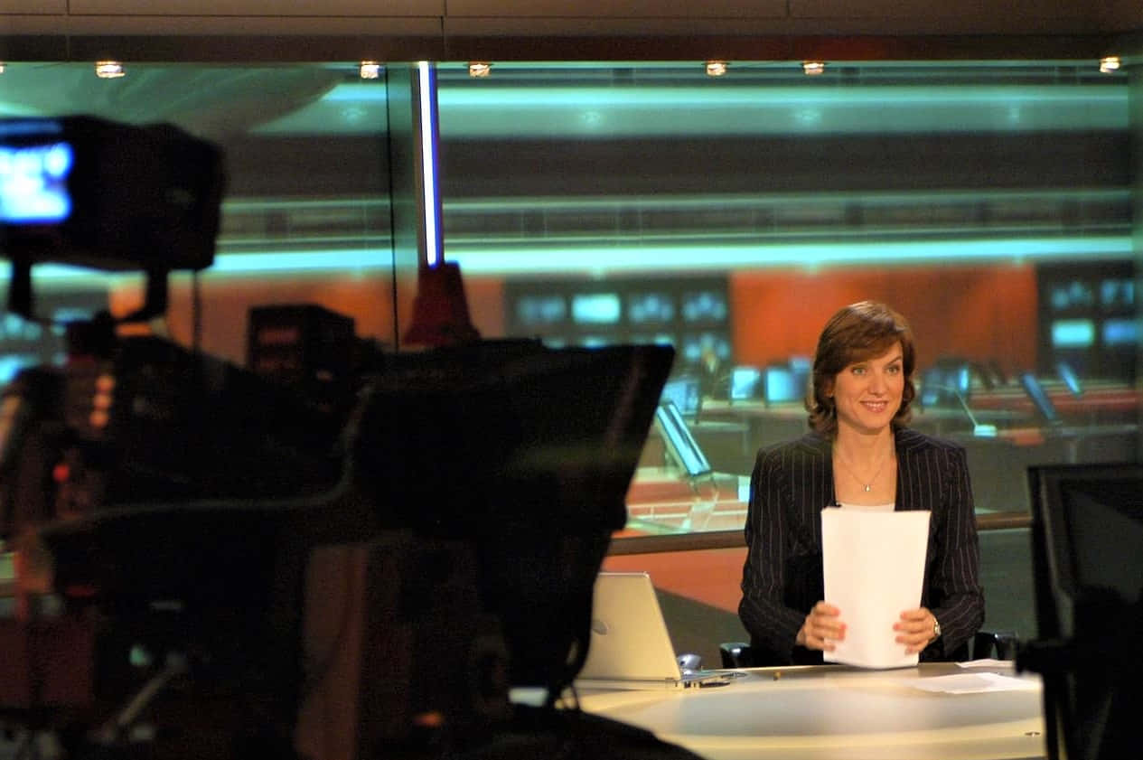 Caption: Fiona Bruce Posing for a Wallpaper Picture Wallpaper