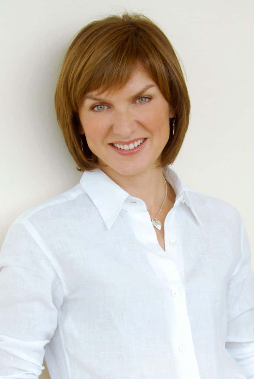 Fiona Bruce in a sophisticated pose. Wallpaper