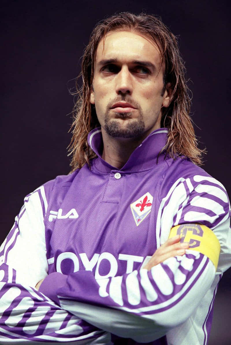 Ilcalciatore Della Fiorentina Gabriel Batistuta Con Le Braccia Incrociate Sfondo