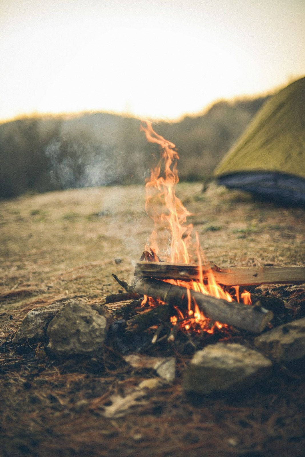 Fuegode Camping (for Computer Or Mobile Wallpaper With A Fire Camping Theme) Fondo de pantalla