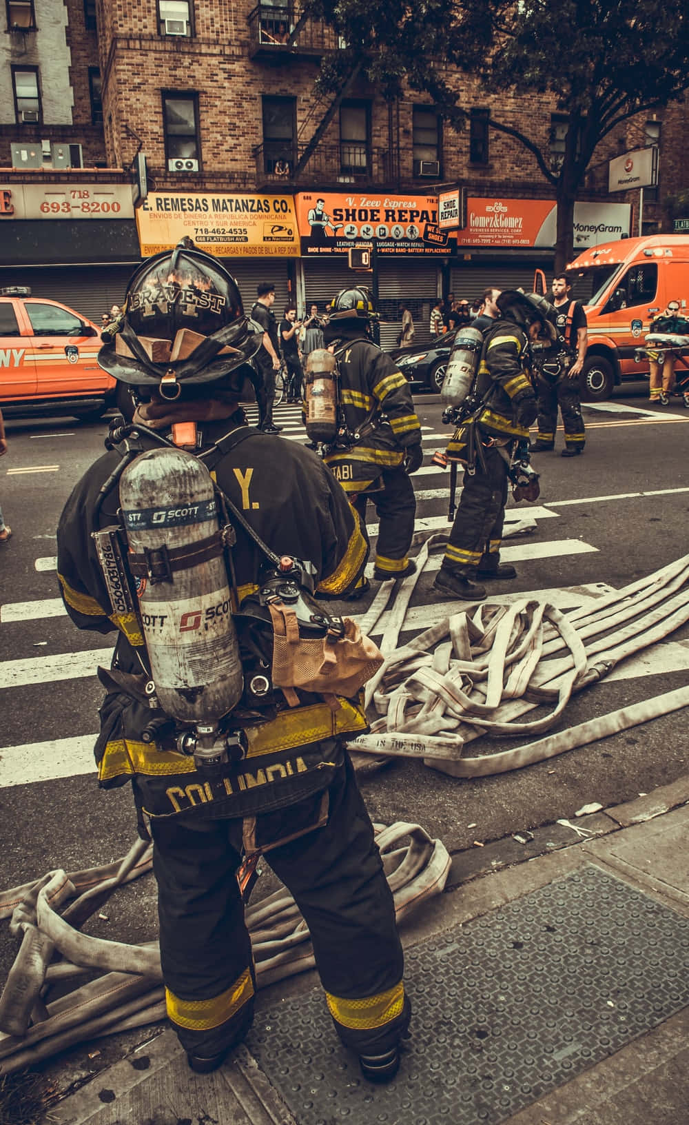 Einegruppe Von Feuerwehrmännern Auf Einer Straße Wallpaper