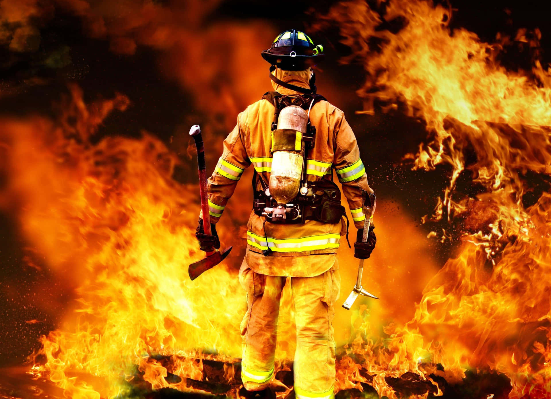 En brandmand står foran en brandsprøjte. Wallpaper