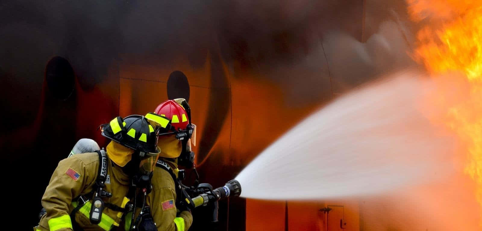 To brandmænd kæmper med en brand Wallpaper