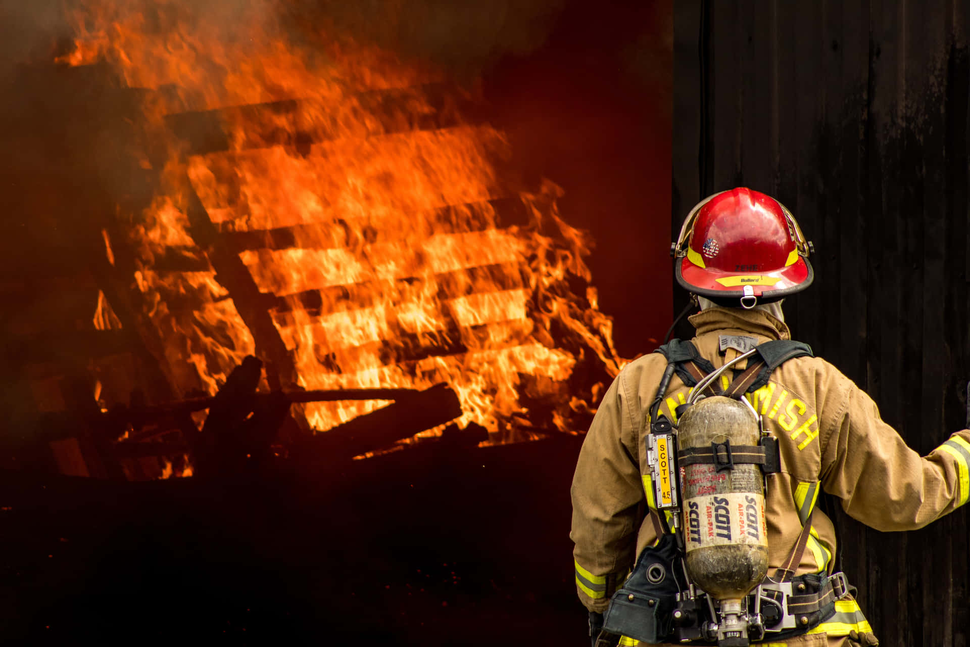 Enbrandmand Hjælper Modigt Med At Beskytte Et Samfund