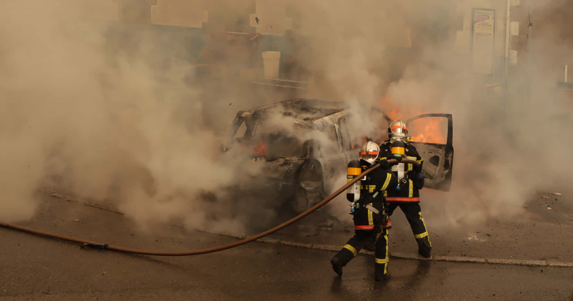 Bildtapferer Feuerwehrmann Kämpft Mutig Gegen Ein Loderndes Buschfeuer