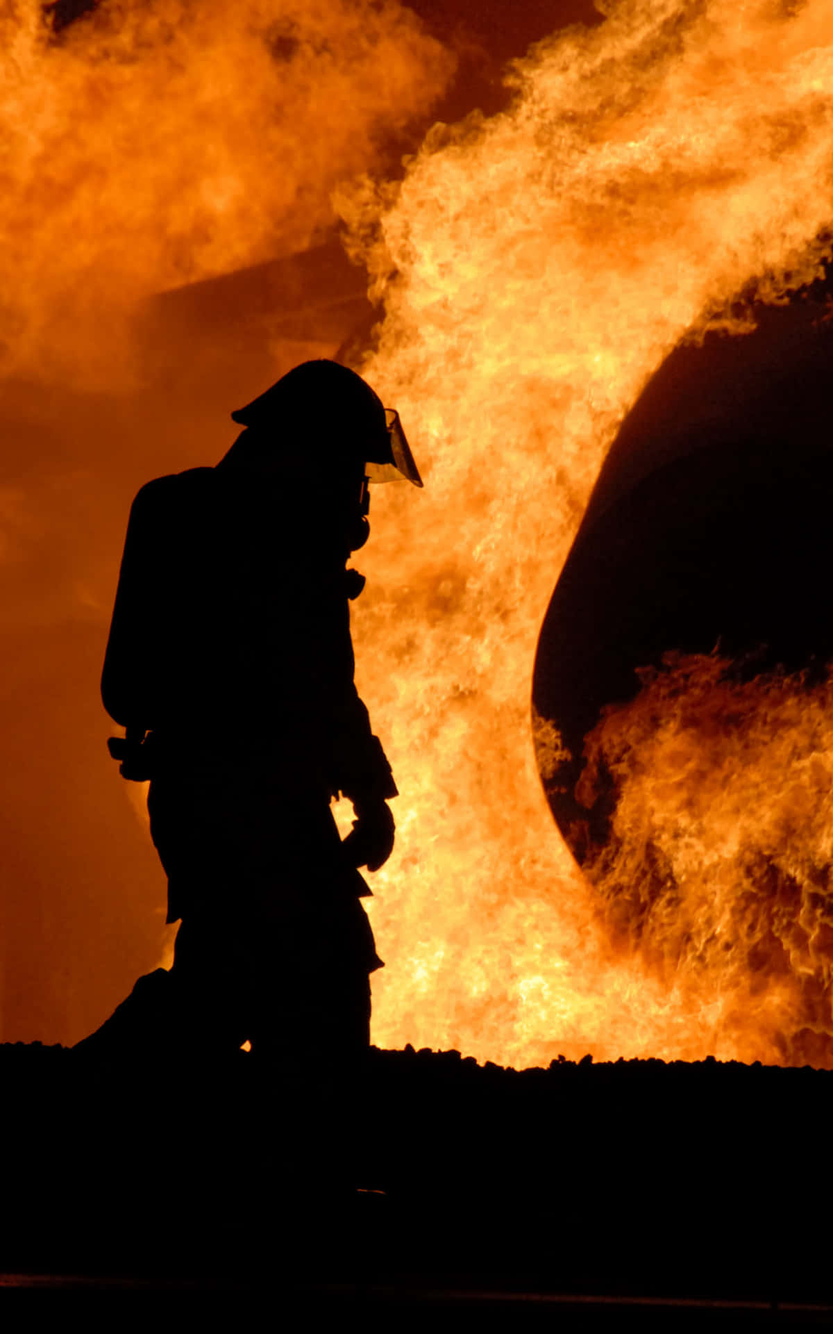 En brandmand står foran en brandmølle Wallpaper