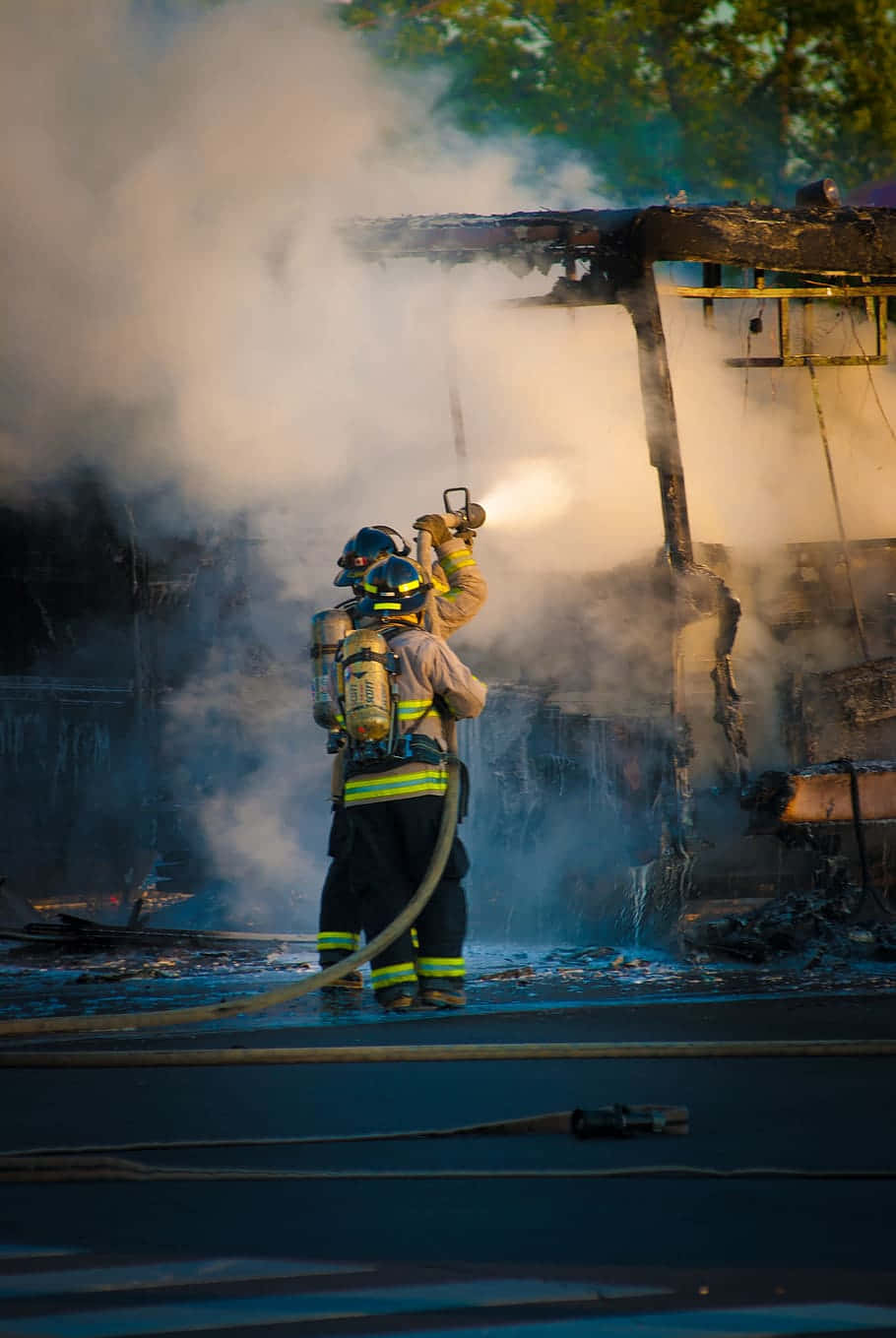 En brandmand kæmper en brand i et gammelt lager. Wallpaper