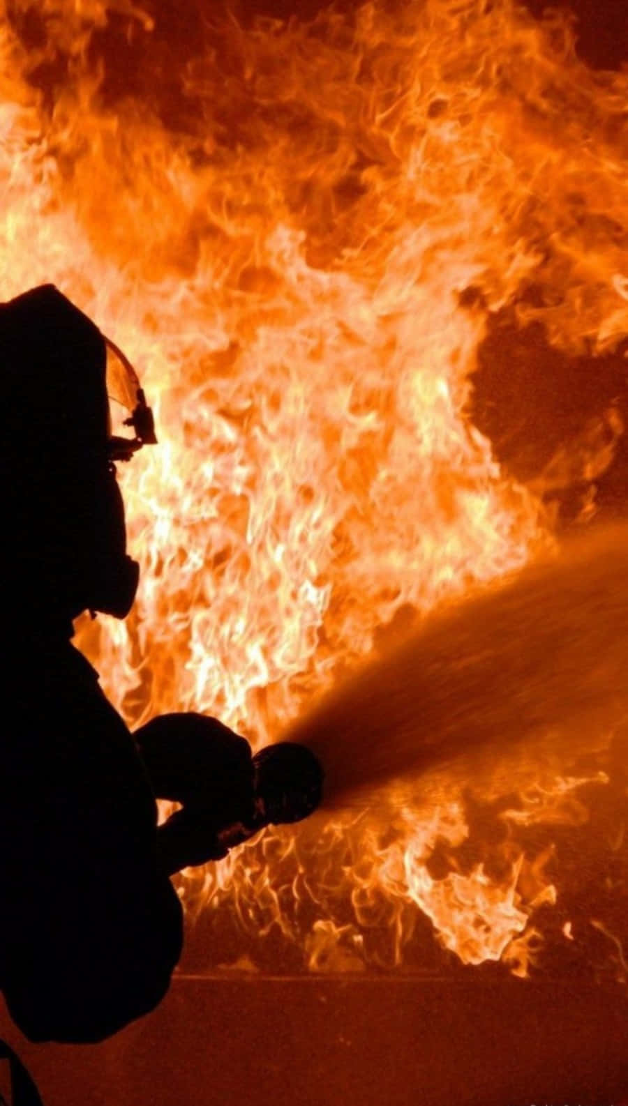 Sfondoper Telefono Con Sagoma Di Un Pompiere Che Spegne Un Incendio Sfondo