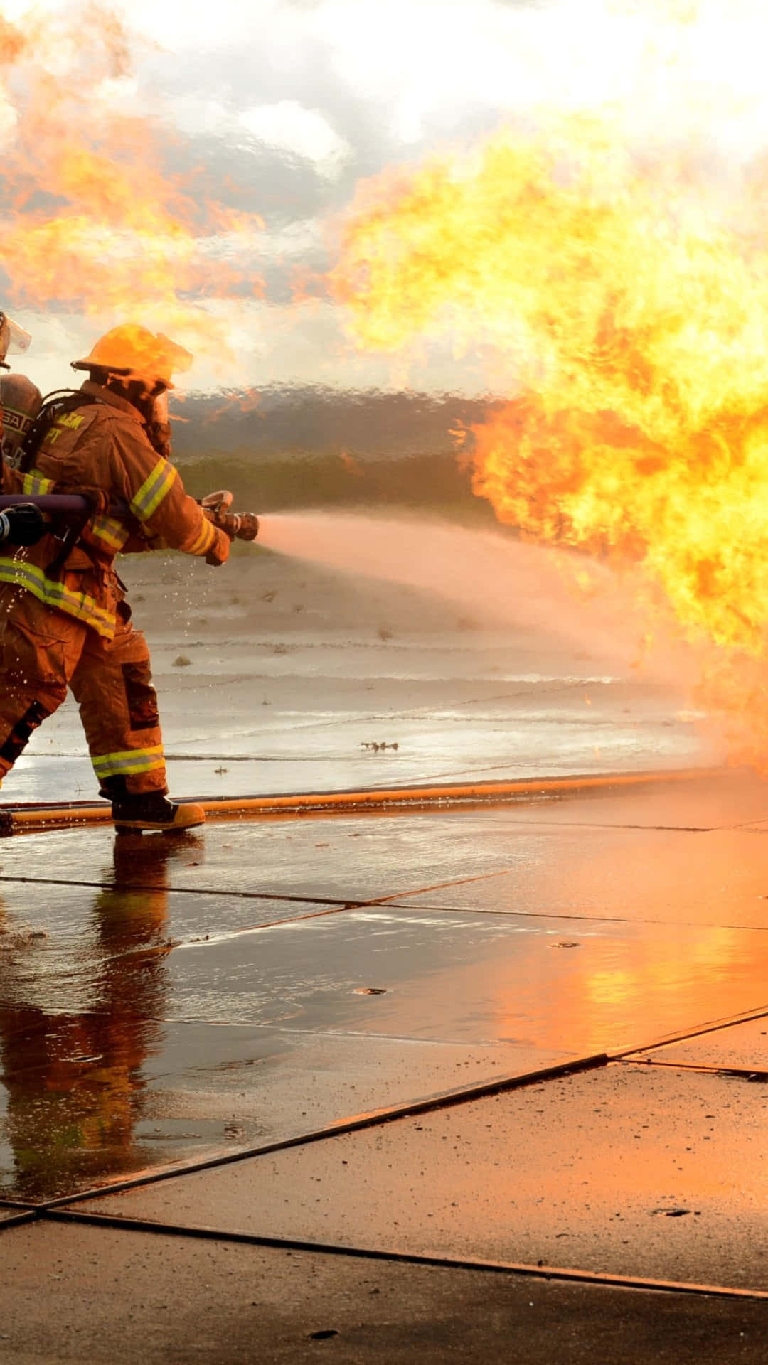 Billede En brandmand der bruger den nyeste LTE-telefon-teknologi til at forblive forbundet Wallpaper