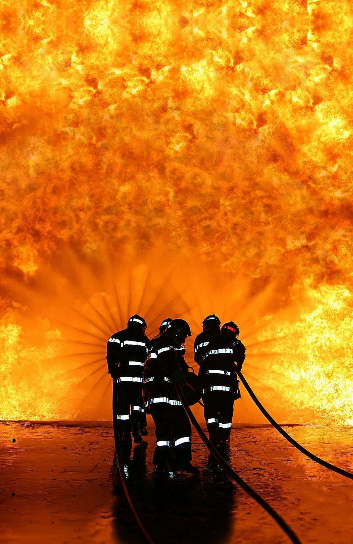 Brandmand foran en brandslukningsbil Wallpaper